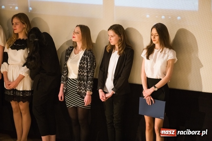 Zdjęcie w galerii na portalu naszraciborz.pl: Pożegnania nadszedł czas. Rozdanie świadectw maturzystom w I LO i Liceum Plastycznym wiadomości z regionu