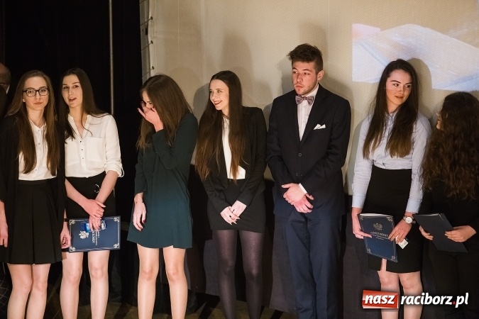 Zdjęcie w galerii na portalu naszraciborz.pl: Pożegnania nadszedł czas. Rozdanie świadectw maturzystom w I LO i Liceum Plastycznym wiadomości z regionu