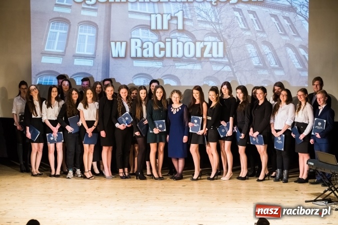 Zdjęcie w galerii na portalu naszraciborz.pl: Pożegnania nadszedł czas. Rozdanie świadectw maturzystom w I LO i Liceum Plastycznym wiadomości z regionu