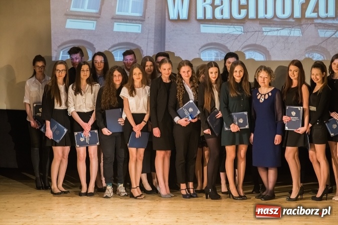 Zdjęcie w galerii na portalu naszraciborz.pl: Pożegnania nadszedł czas. Rozdanie świadectw maturzystom w I LO i Liceum Plastycznym wiadomości z regionu