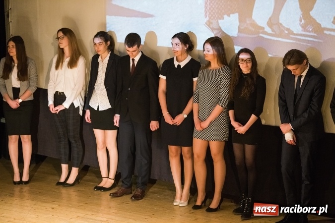 Zdjęcie w galerii na portalu naszraciborz.pl: Pożegnania nadszedł czas. Rozdanie świadectw maturzystom w I LO i Liceum Plastycznym wiadomości z regionu