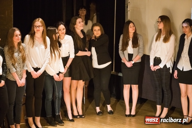 Zdjęcie w galerii na portalu naszraciborz.pl: Pożegnania nadszedł czas. Rozdanie świadectw maturzystom w I LO i Liceum Plastycznym wiadomości z regionu