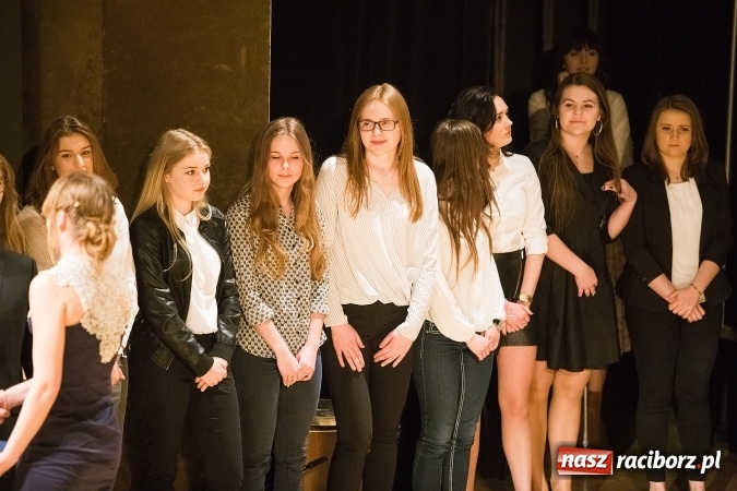 Zdjęcie w galerii na portalu naszraciborz.pl: Pożegnania nadszedł czas. Rozdanie świadectw maturzystom w I LO i Liceum Plastycznym wiadomości z regionu