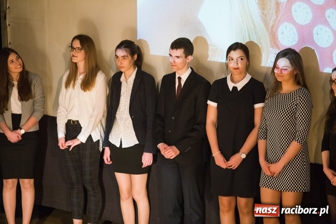 Zdjęcie w galerii na portalu naszraciborz.pl: Pożegnania nadszedł czas. Rozdanie świadectw maturzystom w I LO i Liceum Plastycznym wiadomości z regionu