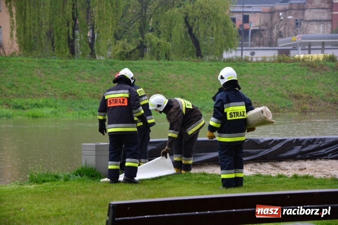 Zdjęcie w galerii na portalu naszraciborz.pl: W piątek rano przez Racibórz przejdzie kulminacyjna fala powodziowa. Plaży grozi zalanie! wiadomości z regionu