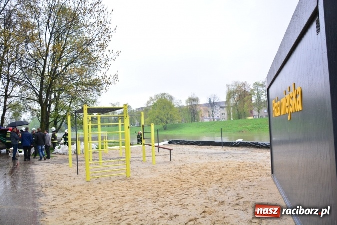 Zdjęcie w galerii na portalu naszraciborz.pl: W piątek rano przez Racibórz przejdzie kulminacyjna fala powodziowa. Plaży grozi zalanie! wiadomości z regionu