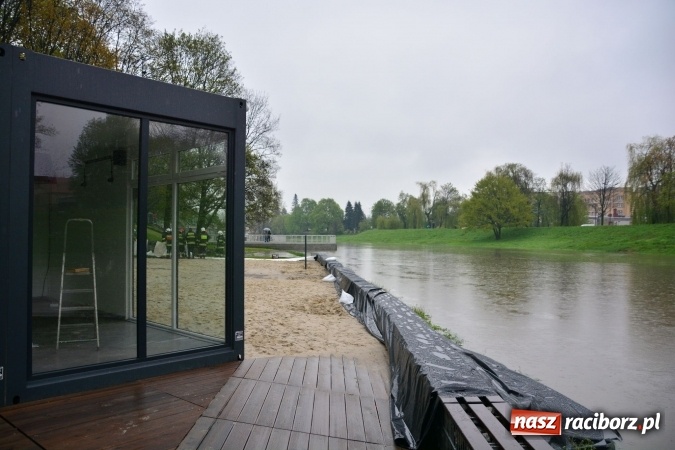 Zdjęcie w galerii na portalu naszraciborz.pl: W piątek rano przez Racibórz przejdzie kulminacyjna fala powodziowa. Plaży grozi zalanie! wiadomości z regionu