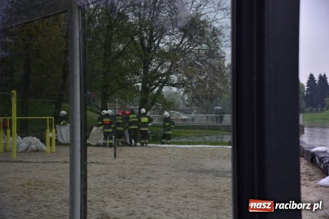 Zdjęcie w galerii na portalu naszraciborz.pl: W piątek rano przez Racibórz przejdzie kulminacyjna fala powodziowa. Plaży grozi zalanie! wiadomości z regionu