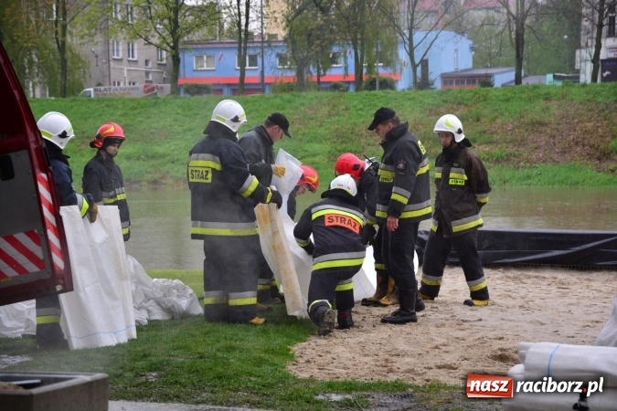 Zdjęcie w galerii na portalu naszraciborz.pl: W piątek rano przez Racibórz przejdzie kulminacyjna fala powodziowa. Plaży grozi zalanie! wiadomości z regionu