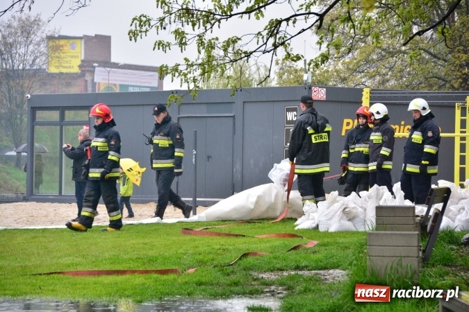 Zdjęcie w galerii na portalu naszraciborz.pl: W piątek rano przez Racibórz przejdzie kulminacyjna fala powodziowa. Plaży grozi zalanie! wiadomości z regionu