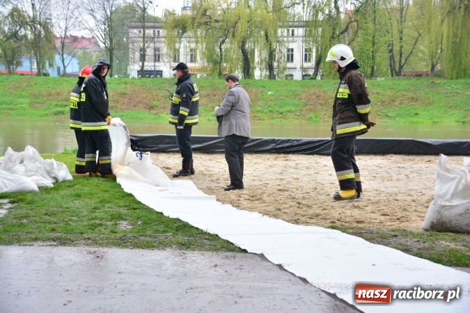 Zdjęcie w galerii na portalu naszraciborz.pl: W piątek rano przez Racibórz przejdzie kulminacyjna fala powodziowa. Plaży grozi zalanie! wiadomości z regionu