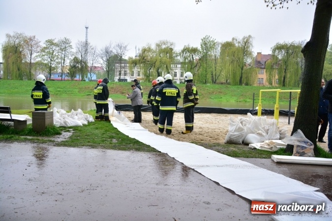 Zdjęcie w galerii na portalu naszraciborz.pl: W piątek rano przez Racibórz przejdzie kulminacyjna fala powodziowa. Plaży grozi zalanie! wiadomości z regionu