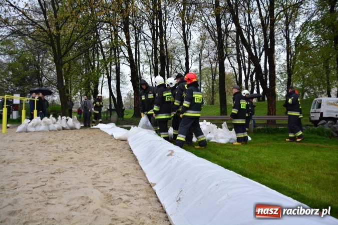 Zdjęcie w galerii na portalu naszraciborz.pl: W piątek rano przez Racibórz przejdzie kulminacyjna fala powodziowa. Plaży grozi zalanie! wiadomości z regionu