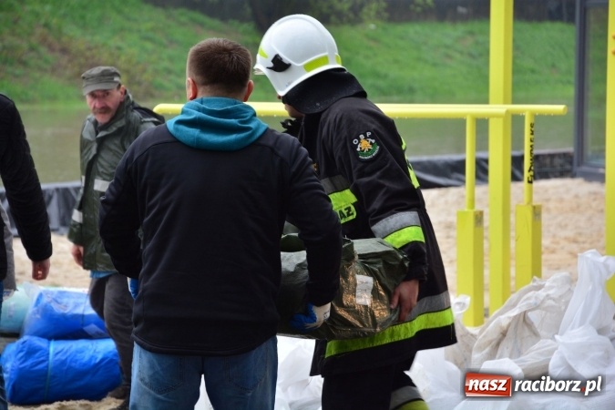 Zdjęcie w galerii na portalu naszraciborz.pl: W piątek rano przez Racibórz przejdzie kulminacyjna fala powodziowa. Plaży grozi zalanie! wiadomości z regionu
