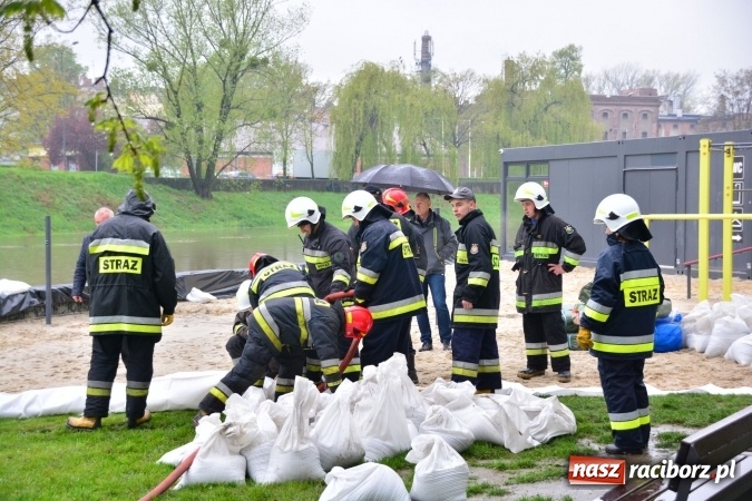 Zdjęcie w galerii na portalu naszraciborz.pl: W piątek rano przez Racibórz przejdzie kulminacyjna fala powodziowa. Plaży grozi zalanie! wiadomości z regionu