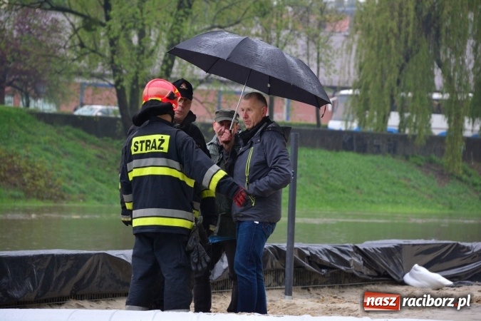 Zdjęcie w galerii na portalu naszraciborz.pl: W piątek rano przez Racibórz przejdzie kulminacyjna fala powodziowa. Plaży grozi zalanie! wiadomości z regionu