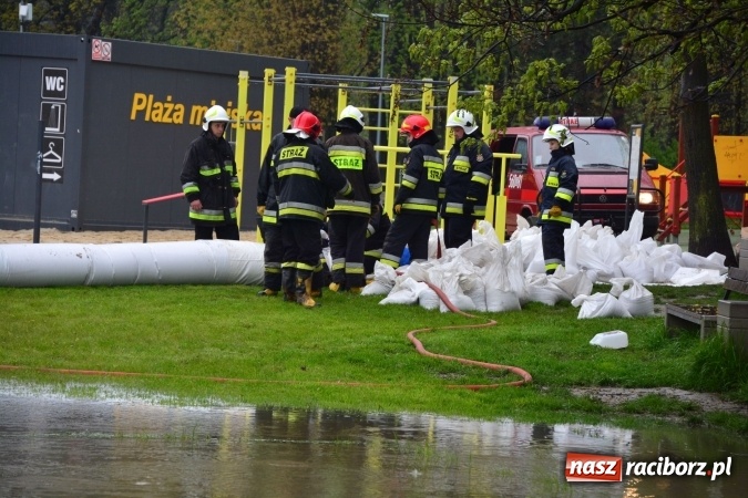 Zdjęcie w galerii na portalu naszraciborz.pl: W piątek rano przez Racibórz przejdzie kulminacyjna fala powodziowa. Plaży grozi zalanie! wiadomości z regionu