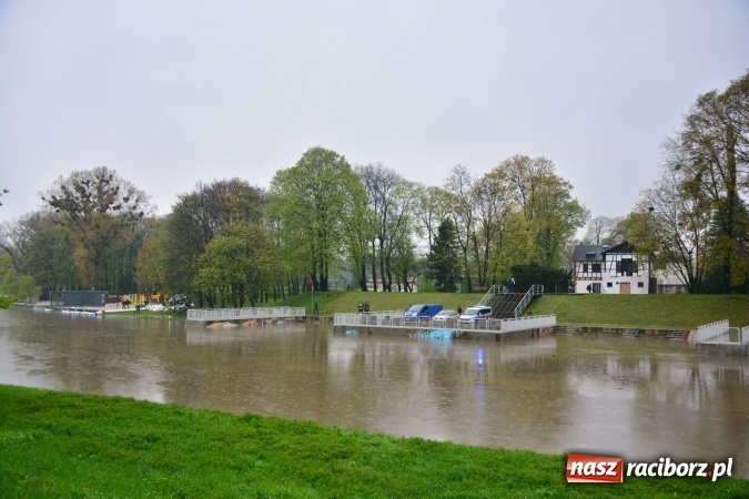 Zdjęcie w galerii na portalu naszraciborz.pl: W piątek rano przez Racibórz przejdzie kulminacyjna fala powodziowa. Plaży grozi zalanie! wiadomości z regionu