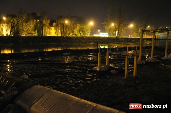 Zdjęcie w galerii na portalu naszraciborz.pl: Nocne zdjęcia wezbranej starej Odry, częściowo zalanych bulwarów z plażą oraz kanału Ulgi wiadomości z regionu