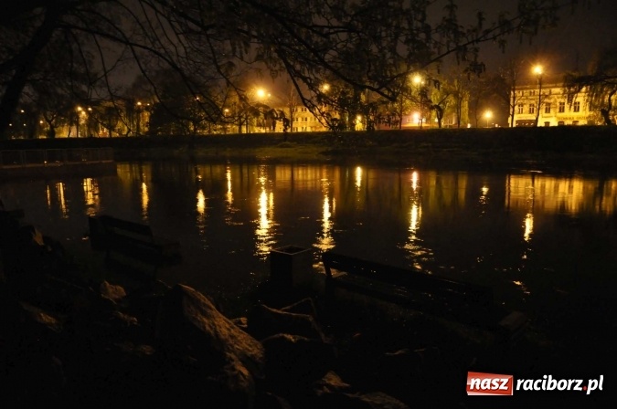 Zdjęcie w galerii na portalu naszraciborz.pl: Nocne zdjęcia wezbranej starej Odry, częściowo zalanych bulwarów z plażą oraz kanału Ulgi wiadomości z regionu