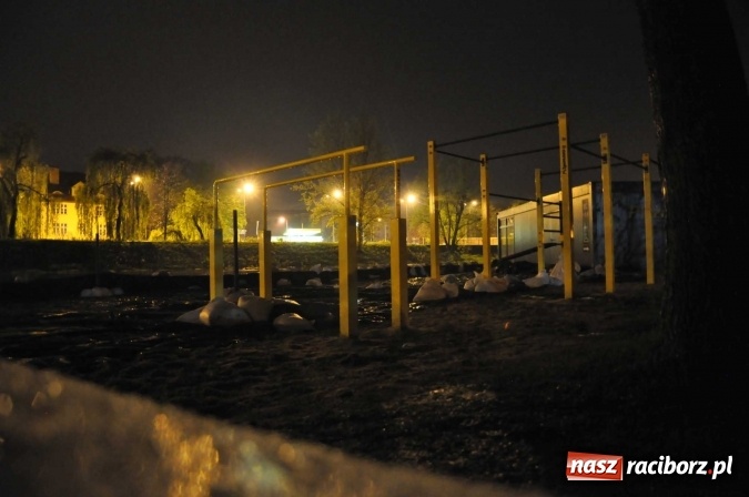 Zdjęcie w galerii na portalu naszraciborz.pl: Nocne zdjęcia wezbranej starej Odry, częściowo zalanych bulwarów z plażą oraz kanału Ulgi wiadomości z regionu