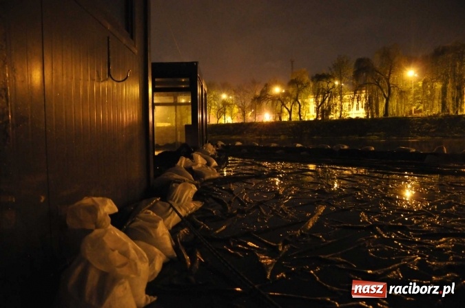 Zdjęcie w galerii na portalu naszraciborz.pl: Nocne zdjęcia wezbranej starej Odry, częściowo zalanych bulwarów z plażą oraz kanału Ulgi wiadomości z regionu