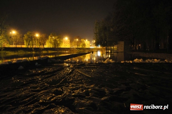 Zdjęcie w galerii na portalu naszraciborz.pl: Nocne zdjęcia wezbranej starej Odry, częściowo zalanych bulwarów z plażą oraz kanału Ulgi wiadomości z regionu