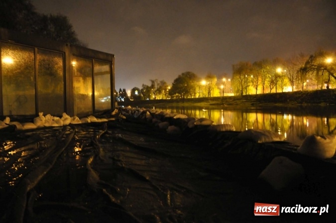 Zdjęcie w galerii na portalu naszraciborz.pl: Nocne zdjęcia wezbranej starej Odry, częściowo zalanych bulwarów z plażą oraz kanału Ulgi wiadomości z regionu