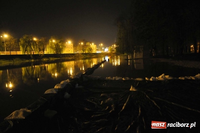 Zdjęcie w galerii na portalu naszraciborz.pl: Nocne zdjęcia wezbranej starej Odry, częściowo zalanych bulwarów z plażą oraz kanału Ulgi wiadomości z regionu