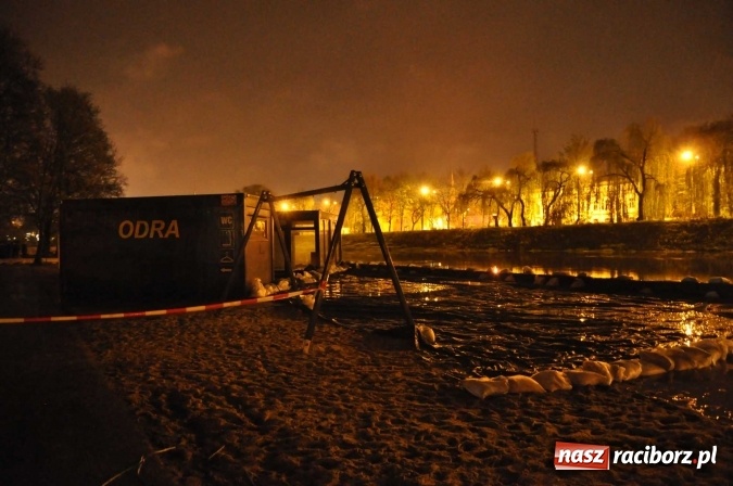 Zdjęcie w galerii na portalu naszraciborz.pl: Nocne zdjęcia wezbranej starej Odry, częściowo zalanych bulwarów z plażą oraz kanału Ulgi wiadomości z regionu