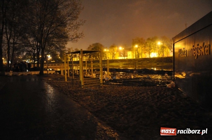 Zdjęcie w galerii na portalu naszraciborz.pl: Nocne zdjęcia wezbranej starej Odry, częściowo zalanych bulwarów z plażą oraz kanału Ulgi wiadomości z regionu
