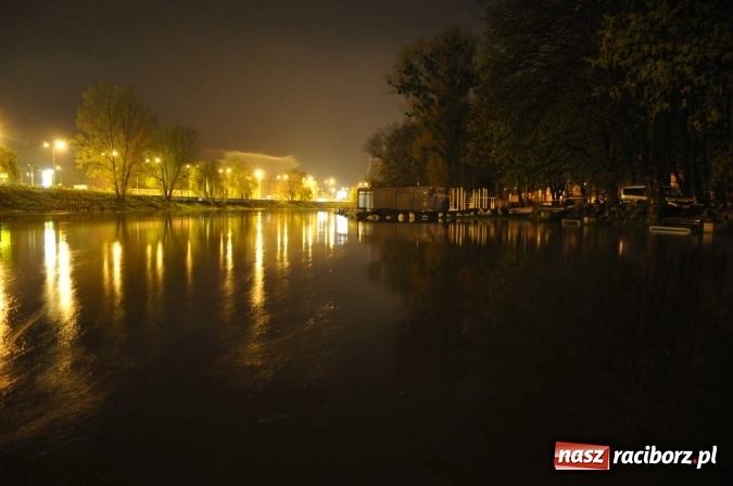 Zdjęcie w galerii na portalu naszraciborz.pl: Nocne zdjęcia wezbranej starej Odry, częściowo zalanych bulwarów z plażą oraz kanału Ulgi wiadomości z regionu