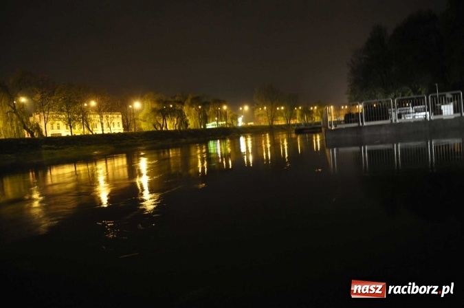 Zdjęcie w galerii na portalu naszraciborz.pl: Nocne zdjęcia wezbranej starej Odry, częściowo zalanych bulwarów z plażą oraz kanału Ulgi wiadomości z regionu