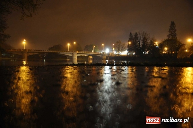 Zdjęcie w galerii na portalu naszraciborz.pl: Nocne zdjęcia wezbranej starej Odry, częściowo zalanych bulwarów z plażą oraz kanału Ulgi wiadomości z regionu