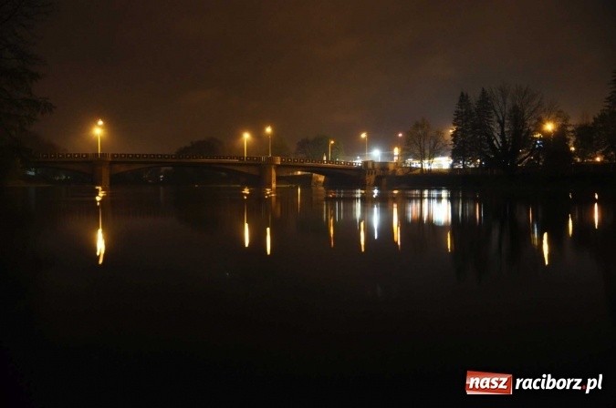 Zdjęcie w galerii na portalu naszraciborz.pl: Nocne zdjęcia wezbranej starej Odry, częściowo zalanych bulwarów z plażą oraz kanału Ulgi wiadomości z regionu