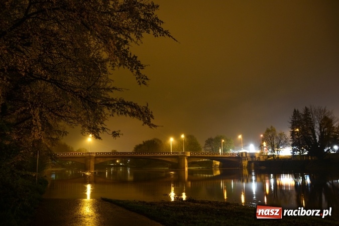 Zdjęcie w galerii na portalu naszraciborz.pl: Nocne zdjęcia wezbranej starej Odry, częściowo zalanych bulwarów z plażą oraz kanału Ulgi wiadomości z regionu