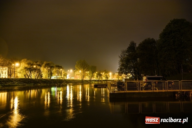 Zdjęcie w galerii na portalu naszraciborz.pl: Nocne zdjęcia wezbranej starej Odry, częściowo zalanych bulwarów z plażą oraz kanału Ulgi wiadomości z regionu