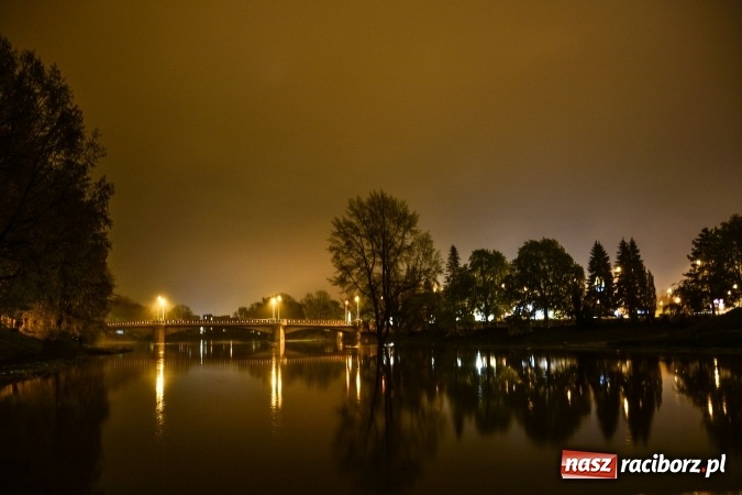 Zdjęcie w galerii na portalu naszraciborz.pl: Nocne zdjęcia wezbranej starej Odry, częściowo zalanych bulwarów z plażą oraz kanału Ulgi wiadomości z regionu