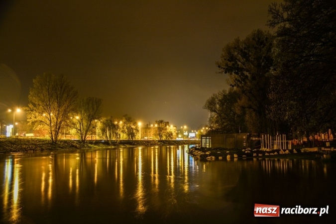 Zdjęcie w galerii na portalu naszraciborz.pl: Nocne zdjęcia wezbranej starej Odry, częściowo zalanych bulwarów z plażą oraz kanału Ulgi wiadomości z regionu