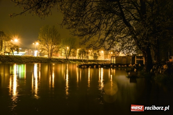 Zdjęcie w galerii na portalu naszraciborz.pl: Nocne zdjęcia wezbranej starej Odry, częściowo zalanych bulwarów z plażą oraz kanału Ulgi wiadomości z regionu
