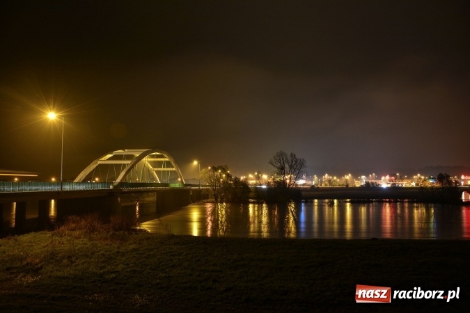 Zdjęcie w galerii na portalu naszraciborz.pl: Nocne zdjęcia wezbranej starej Odry, częściowo zalanych bulwarów z plażą oraz kanału Ulgi wiadomości z regionu