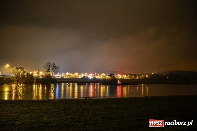 Zdjęcie w galerii na portalu naszraciborz.pl: Nocne zdjęcia wezbranej starej Odry, częściowo zalanych bulwarów z plażą oraz kanału Ulgi wiadomości z regionu
