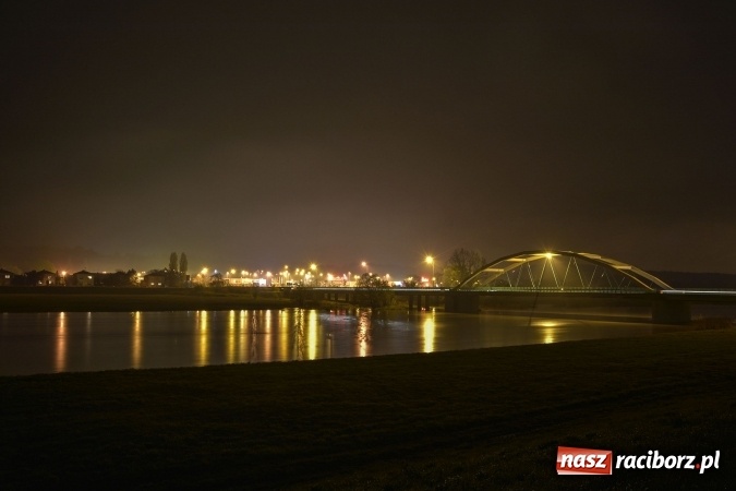 Zdjęcie w galerii na portalu naszraciborz.pl: Nocne zdjęcia wezbranej starej Odry, częściowo zalanych bulwarów z plażą oraz kanału Ulgi wiadomości z regionu