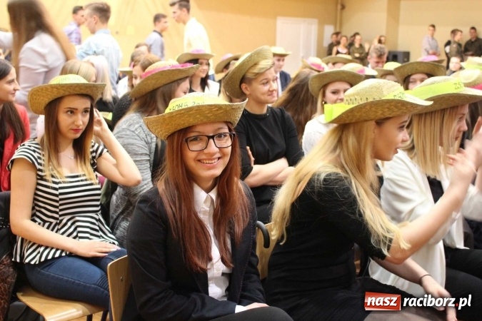 Zdjęcie w galerii na portalu naszraciborz.pl: ZSOMS Racibórz pożegnał swoich maturzystów  wiadomości z regionu