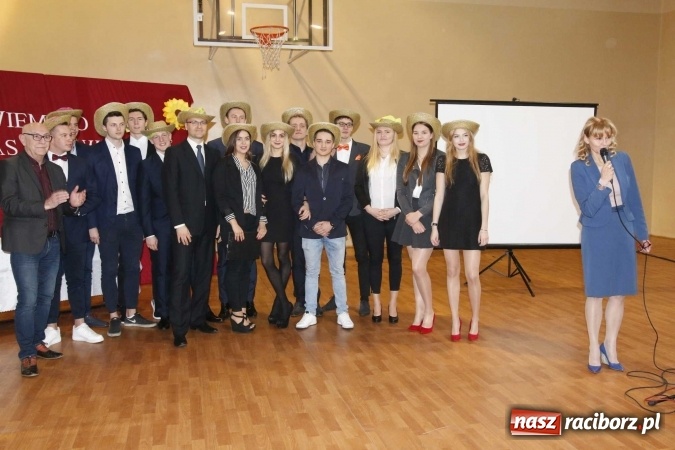 Zdjęcie w galerii na portalu naszraciborz.pl: ZSOMS Racibórz pożegnał swoich maturzystów  wiadomości z regionu