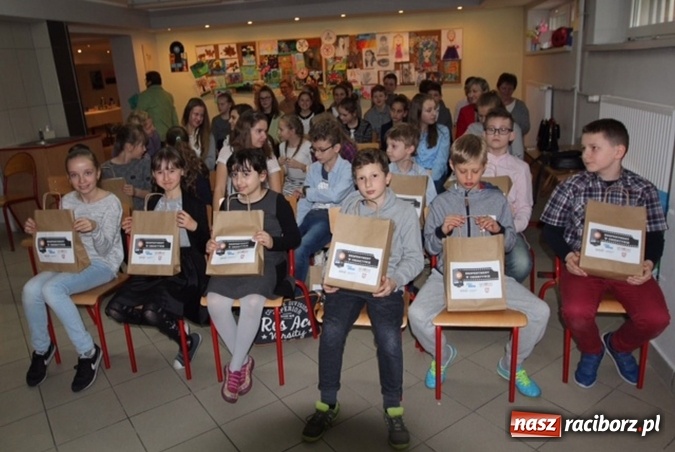 Zdjęcie w galerii na portalu naszraciborz.pl: Eksperyment w obiektywie - konkurs w Szkole na Ostrogu  wiadomości z regionu