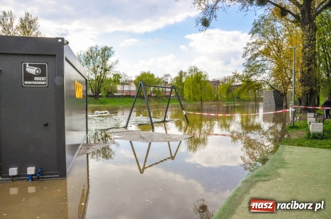 Zdjęcie w galerii na portalu naszraciborz.pl: Odra, niestety, wdarła się na plażę miejską w parku Zamkowym wiadomości z regionu