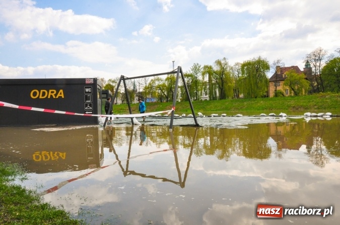 Zdjęcie w galerii na portalu naszraciborz.pl: Odra, niestety, wdarła się na plażę miejską w parku Zamkowym wiadomości z regionu