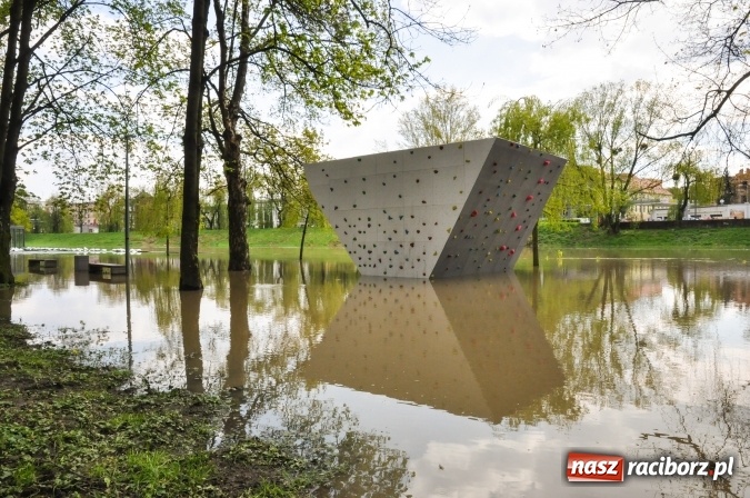 Zdjęcie w galerii na portalu naszraciborz.pl: Odra, niestety, wdarła się na plażę miejską w parku Zamkowym wiadomości z regionu