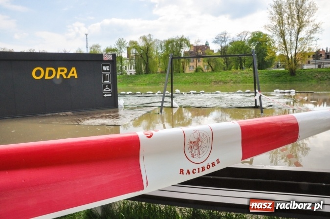 Zdjęcie w galerii na portalu naszraciborz.pl: Odra, niestety, wdarła się na plażę miejską w parku Zamkowym wiadomości z regionu